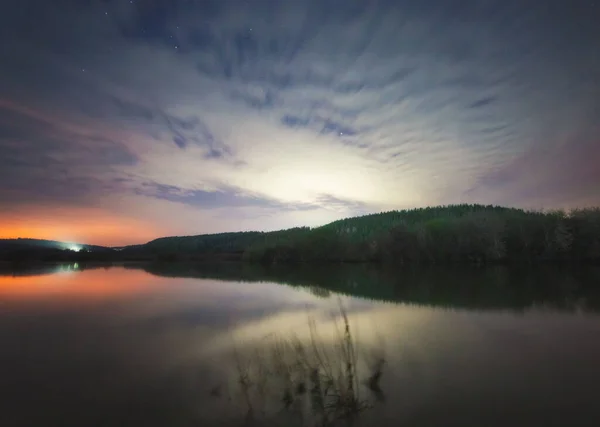 日落时分 在蓝天下的森林里 一个反光湖的美丽景色 — 图库照片