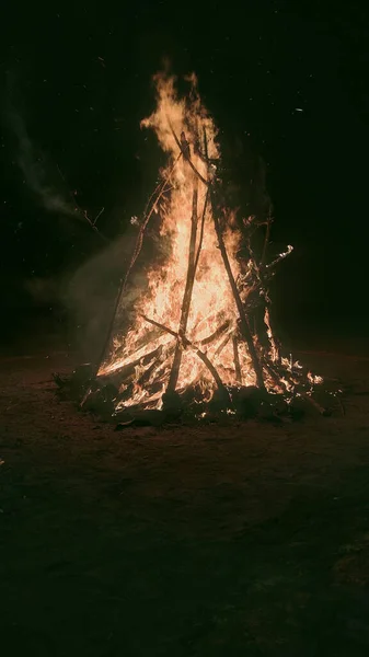 Vertical Shot Burning Bonfire Field — Stock Photo, Image