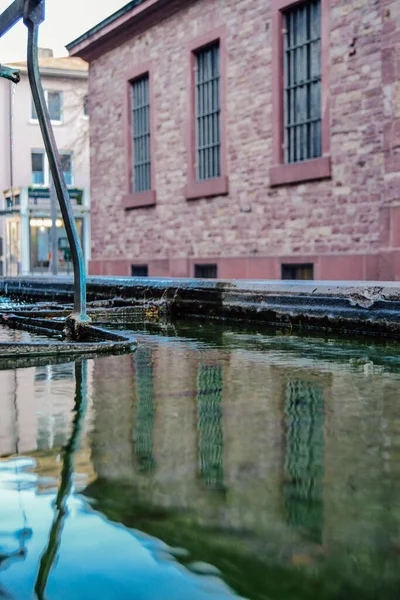 Vertical Shot Urban Building Reflecting River — Stock Photo, Image