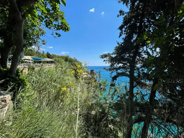 背景に青い海が広がる美しい風景の風景 — ストック写真