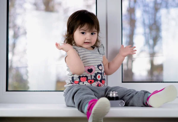 Close Cute Little Girl Camera Showing Surprised — Stockfoto