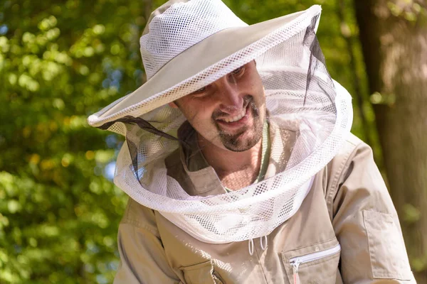 Portrait Grinning Dark Haired Young European Beekeeper Wearing Beekeeper Hat — Stock Photo, Image