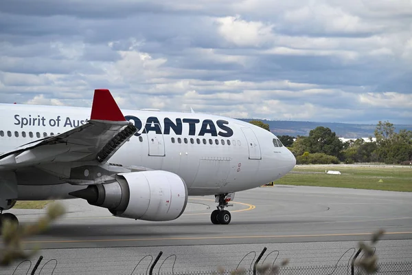 Μια Άποψη Του Αεροπλάνου Qantas Στο Αεροδρόμιο Φόντο Συννεφιασμένο Ουρανό — Φωτογραφία Αρχείου