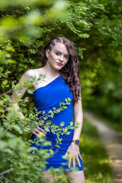 Vertical Closeup Beautiful Girl Blue Fitting Dress Posing Outdoors — Stock Photo, Image