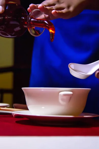 Vertical Shot Waiter Pouring Sauce White Bowl Restaurant — Stockfoto