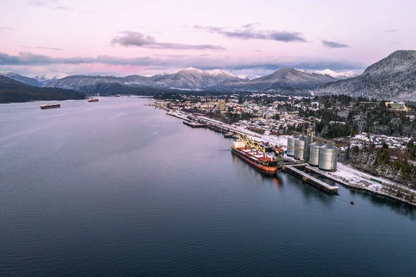 Luchtfoto Van Een Schip Aan Kust Bij Zonsondergang — Stockfoto