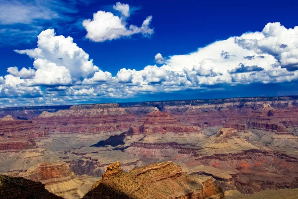 Eine Schöne Aufnahme Des Grand Canyon Unter Wolkenverhangenem Himmel — Stockfoto