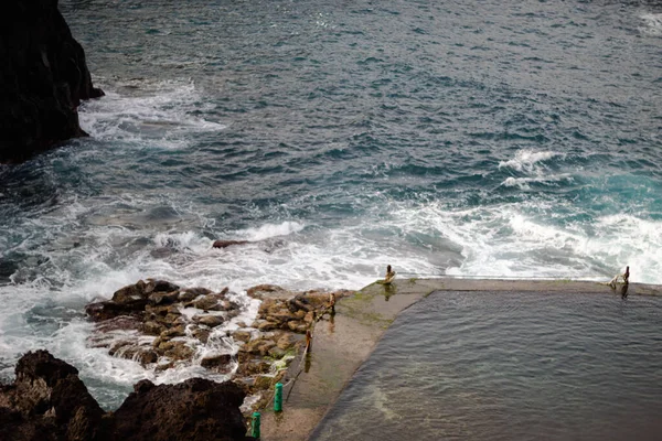 在一个阴郁的日子里看到的海岸线和海浪 — 图库照片