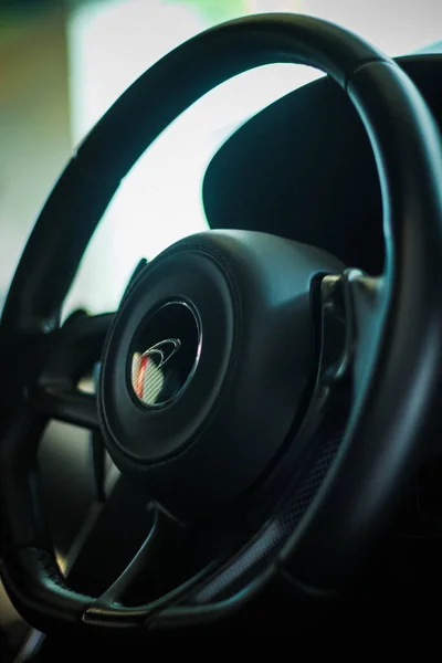 Vertical Closeup Mclaren 570S Supercar Steering Wheel — Fotografia de Stock