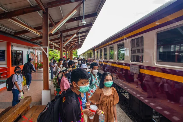 Gente Aspetta Binario Pattaya Treno Arrivo Diretto Bangkok Thailandia Asia — Foto Stock