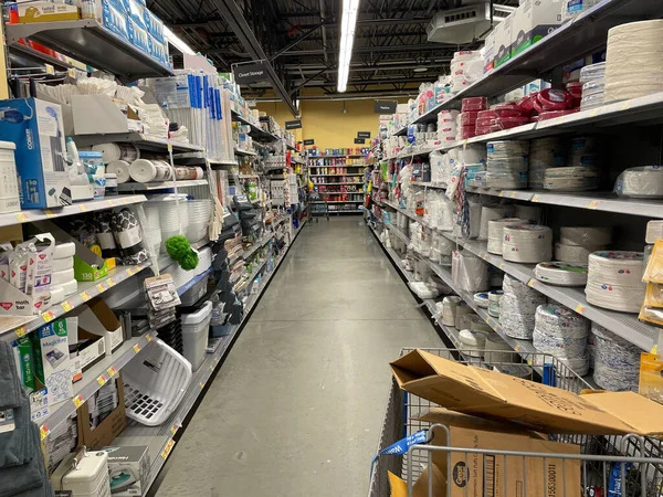 Grovetown Usa Walmart Interior Paper Plates Aisle Trash Shopping Cart — Stockfoto