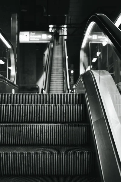 Vertical Grayscale Shot Metro Escalator Stairs Great Wallpapers — Zdjęcie stockowe