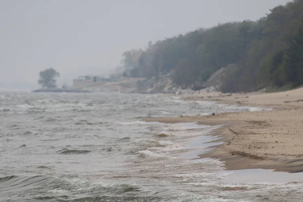 Vacker Utsikt Över Sandstrand Omgiven Vintergröna Kullar Dyster Dag — Stockfoto