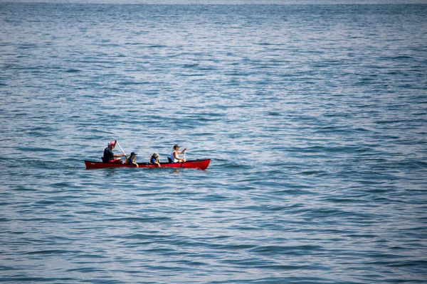 Вид Червоний Човен Людьми Плавають Поверхні Блакитного Моря — стокове фото