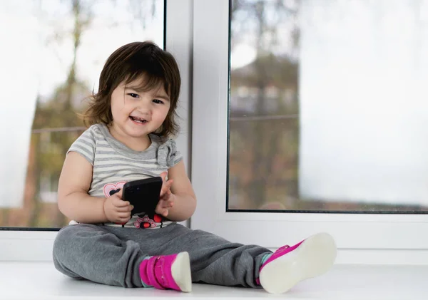 Eine Nahaufnahme Eines Netten Kleinen Mädchens Mit Telefonen Die Versuchen — Stockfoto
