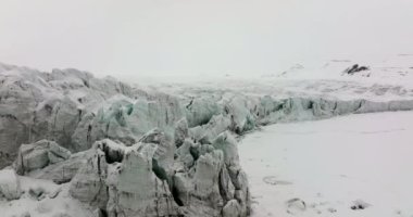 Spitsbergen Adası Svalbard takımadasındaki karın insansız hava aracı görüntüleri.