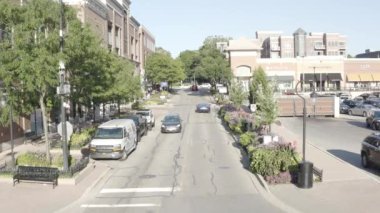 Naperville, Illinois, ABD 'de gündüz vakti rastgele bir caddenin hava görüntüsü.