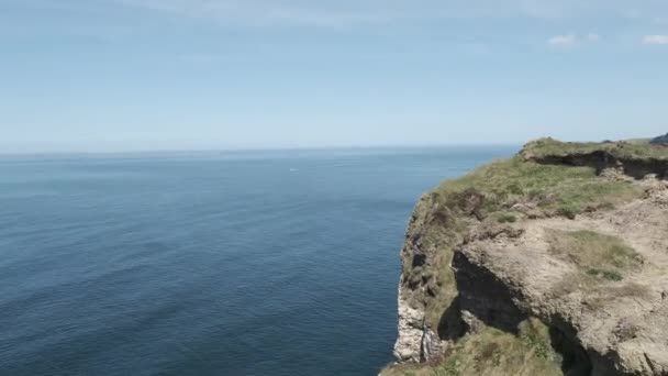 Una Vista Aerea Belle Scogliere Rocce Con Blu Dell Oceano — Video Stock