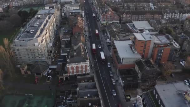 Luftaufnahmen Einer Stadt Mit Einer Viel Befahrenen Straße Und Gebäuden — Stockvideo