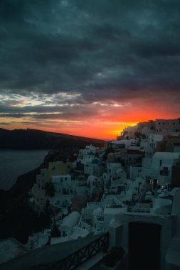 Oia, Santorini ve Yunanistan 'daki binaların güzel manzarası