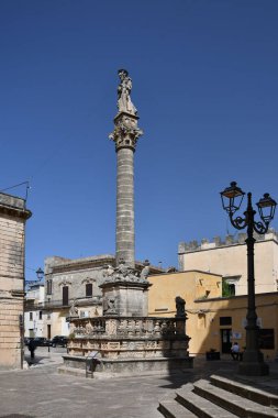 İtalya 'nın Lecce eyaletindeki tarihi Presicce kasabasında küçük bir meydan..