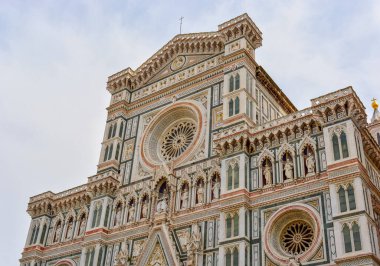 İtalya, Floransa 'daki Santa Maria del Fiore Katedrali' nin alçak açılı bir görüntüsü.