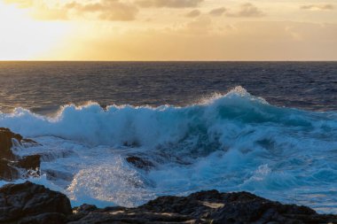 Gün batımında büyüleyici bir deniz manzarası.