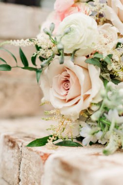 Güllerle süslenmiş zarif bir gelin buketi.