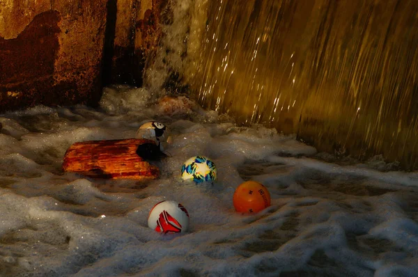 サッカーと流木はフランクフルトのニッダ川の堰の下に閉じ込められている 堰の危険性は過小評価されることが多い いいスプレーと泡 — ストック写真