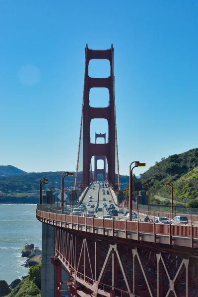 Vertical Shot San Fransicso Bridge Cars Driving Clear Sky Top —  Fotos de Stock