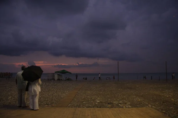 Couple Umbrella Watching Scenic Sunset Sea Batumi Gerogia — Foto de Stock