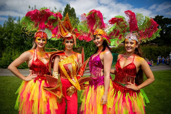 People Colorful Dresses Posing Fair Fun Dancing South Shields — Stockfoto