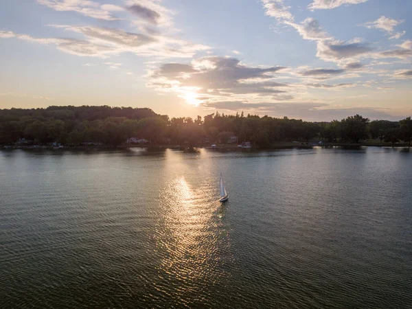 日落时分 鸟瞰在纽约绿岸对面的Owasco湖中航行的一艘船 — 图库照片