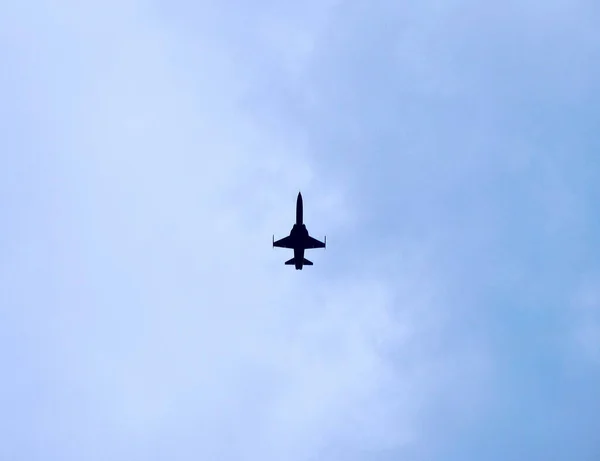 Ένα Χαμηλό Πλάνο Ενός Αεροπλάνου Που Πετά Κάτω Από Έναν — Φωτογραφία Αρχείου