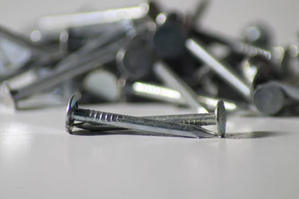 Primer Plano Pequeños Tornillos Metálicos Autorroscantes Estudio Sobre Fondo Borroso — Foto de Stock