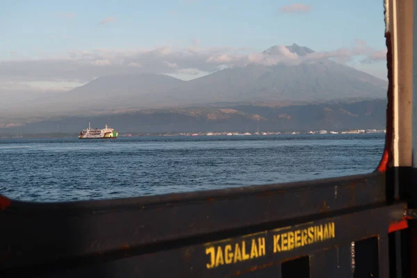 Ferry Boat Διασχίζοντας Μπαλί Στενό Ένα Ηλιόλουστο Πρωινό Όρος Ijen — Φωτογραφία Αρχείου