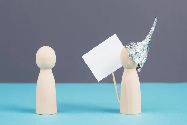 Group Alu Hats Protesters Talking Together Conspiracy Theories Tin Foil — Stock Photo, Image