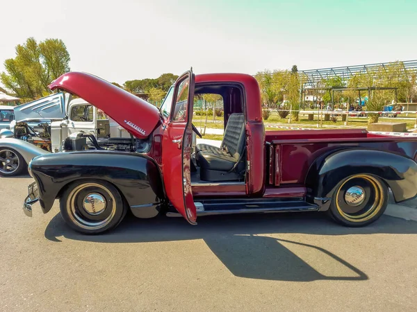 Red Classic Pickup Truck Chevrolet Thriftmaster 1947 Utility Farming Tool — Stok fotoğraf