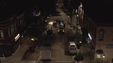 Naperville, Illinois, ABD 'de gece vakti rastgele bir caddenin hava görüntüsü