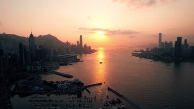 Sisli bir günde ikonik Hong Kong siluetinin hava görüntüsü.