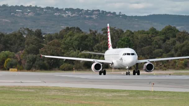 Virgin Australia Commercial Aircraft Turning Tarmac Perth Airport Australia — Stockvideo