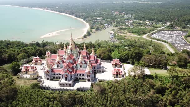 タイのプラチャップ カーンのバン クラット海沿いに位置するワット サイの空中映像 — ストック動画