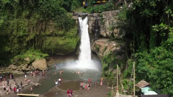 Una Hermosa Vista Una Cascada Con Gente — Vídeos de Stock