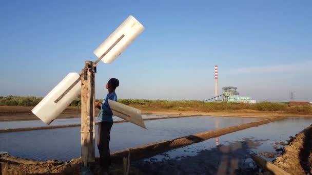Farmer Indonesia Installing Wind Turbine Water Supply Coal Power Plant — Stockvideo