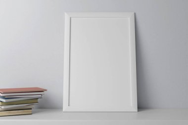 Beyaz duvar zemininde, kopyalama alanı için boş çerçevesi olan modern bir iç tasarım.