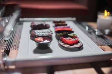 Kızarmış patates, domates ve soğanlı bir tabak et.