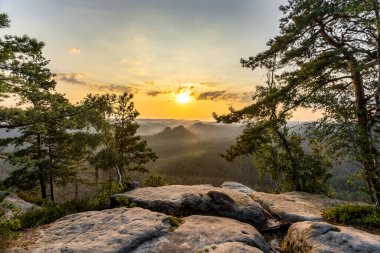Gün batımında tepelerin ve ormanların doğal manzarası.