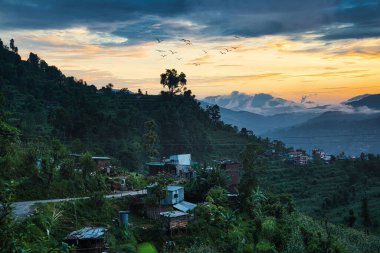 Arkasında dağlar olan binaların güzel manzarası.