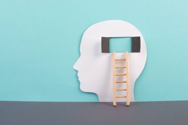 Bir adamın silueti, beyne açılan pencere, başarı merdiveni, açık görüşlü, fikirler, düzensizlik ve psikoloji konsepti için beyin fırtınası yapan.