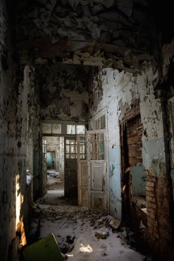 Terk edilmiş eski bir binanın iç kısmının dikey çekimi.